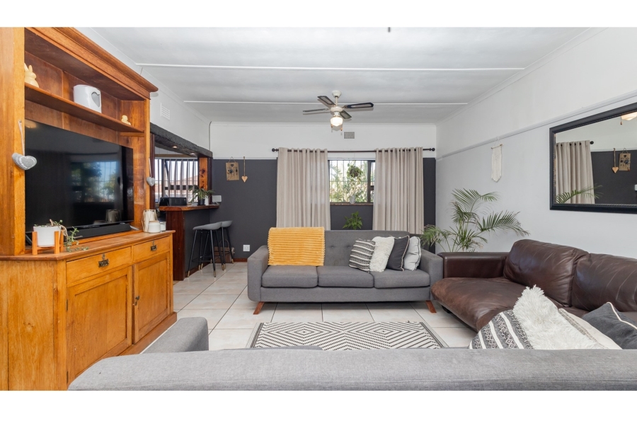 5 Bedroom Property for Sale in Avondale Western Cape